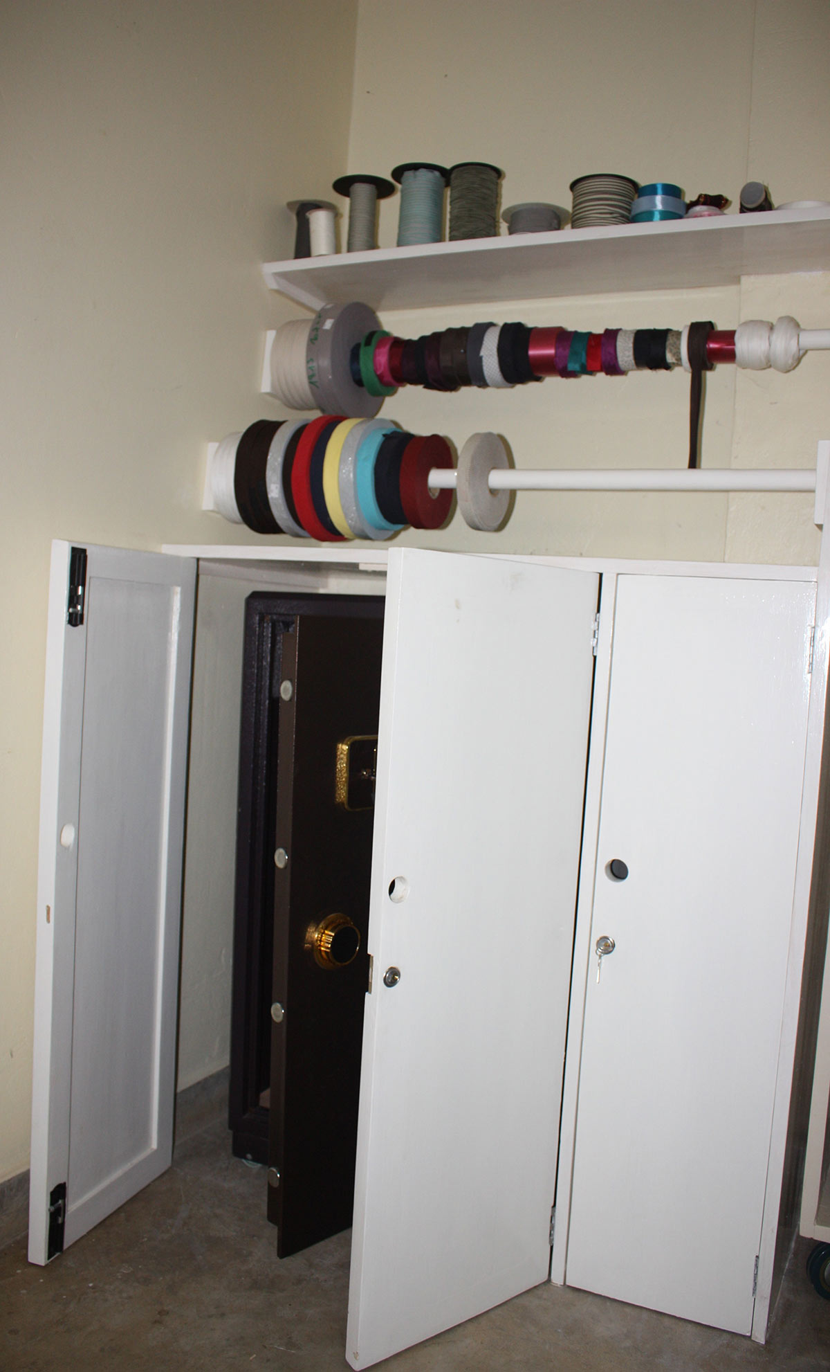 der neue Schrank verdeckt den Safe